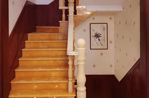 海州中式别墅室内汉白玉石楼梯的定制安装装饰效果